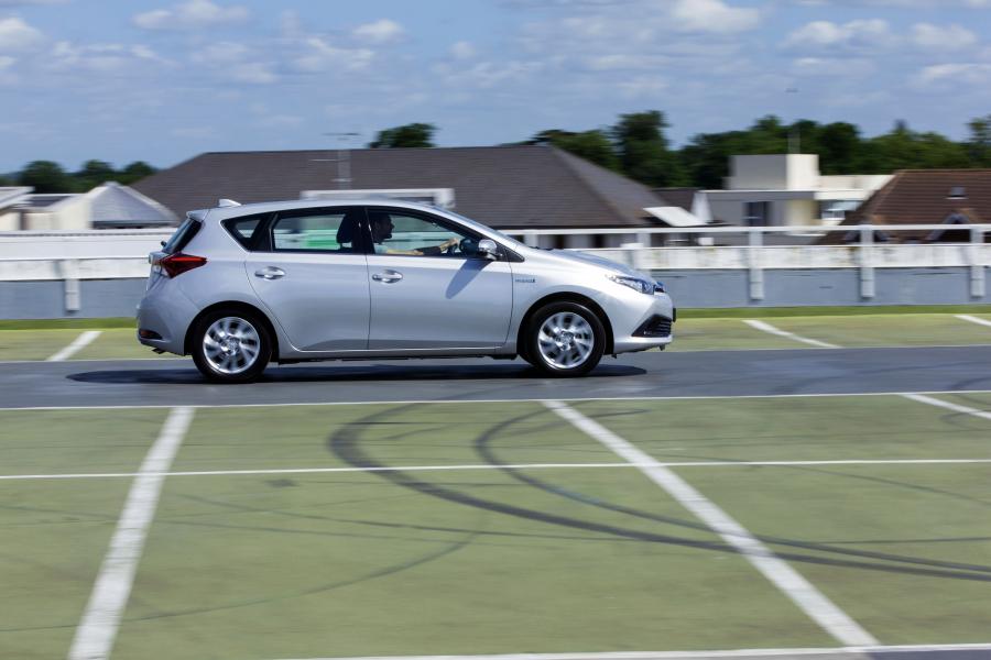  Toyota Auris Hybrid 2015 года  (UK) (фото 15 из 23)